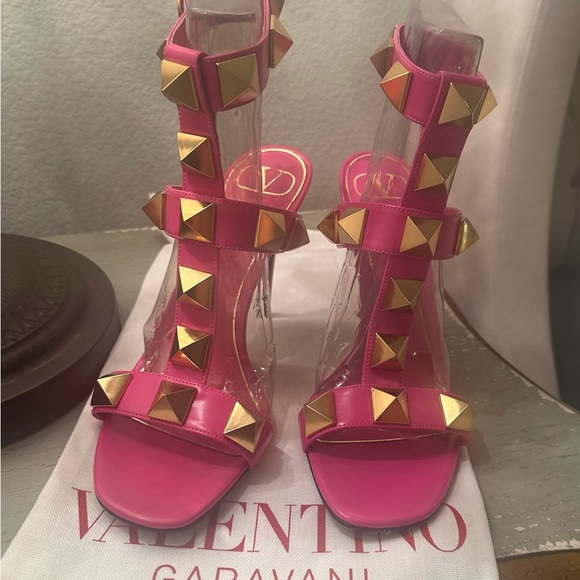 Valentino Garavani Hot Pink and Gold Studded Women's Heels (Worn once) Size 38 - Picture 4 of 8